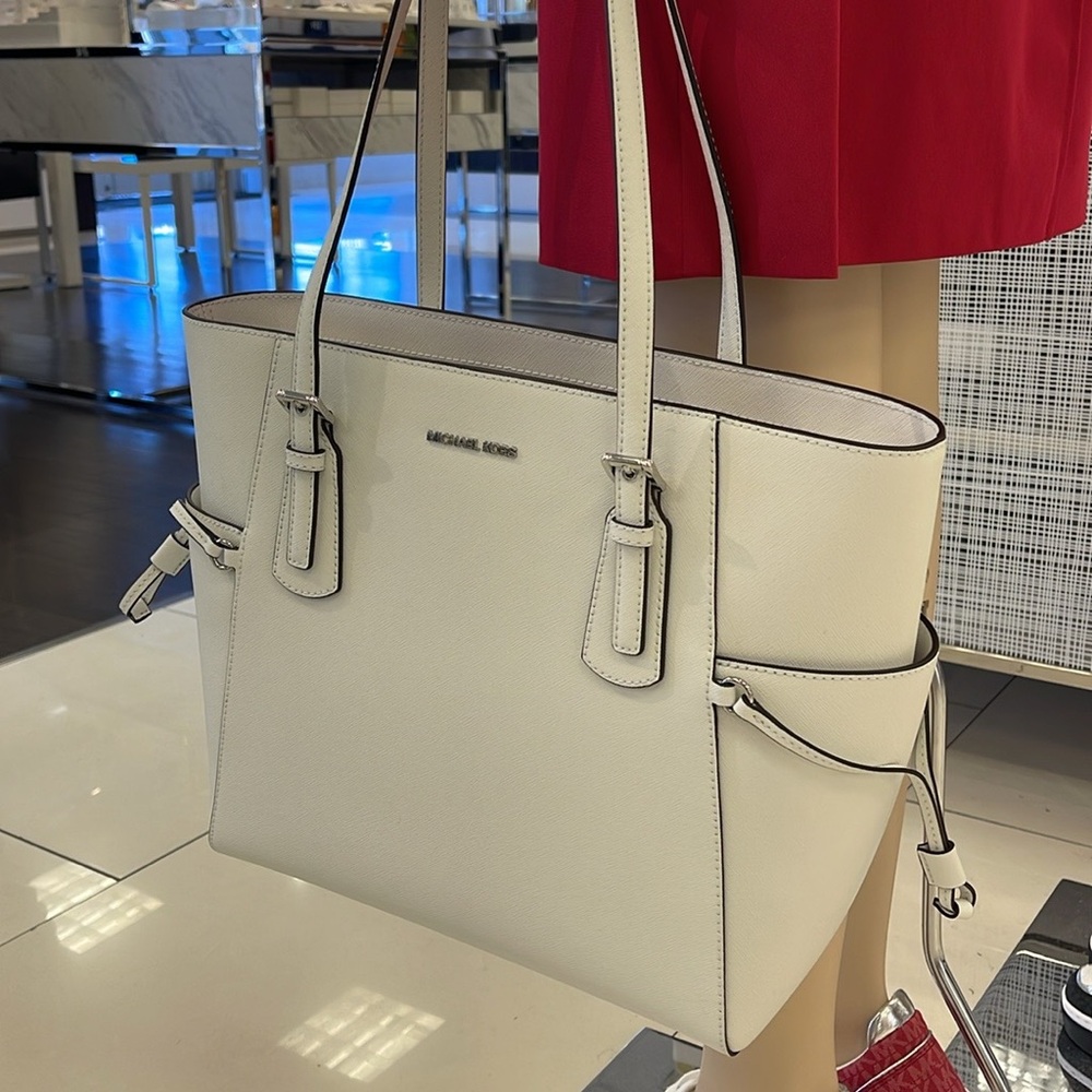 MICHAEL KORS Voyager Larg Saffiano Leather EW Tote Shoulder Bag
Optic White 
NWT - Picture 5 of 16